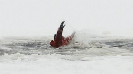 Открыли сезон: первый рыбак ушел под лед в Воронежской области