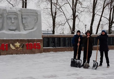 Добросовестные школьники из села Чигорак Борисоглебского округа расчистили от снега мемориал воинской славы
