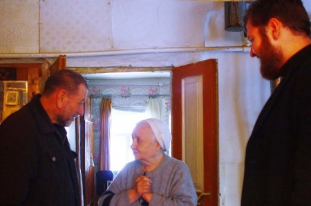 Одиноких пенсионеров Борисоглебска поздравили с праздником Рождества священники