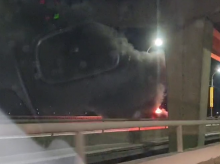 Страшное пламя охватило машину на Северном мосту в Воронеже