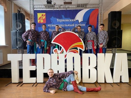 «Красавчики» из Борисоглебска зажгли на межрайонном фестивале народного творчества