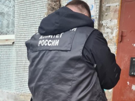 На тело убитого мужчины в подъезде наткнулись двое жителей Борисоглебска