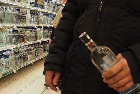 За бутылкой водки - с пистолетом: в Новохоперском районе задержали молодого и пьющего разбойника