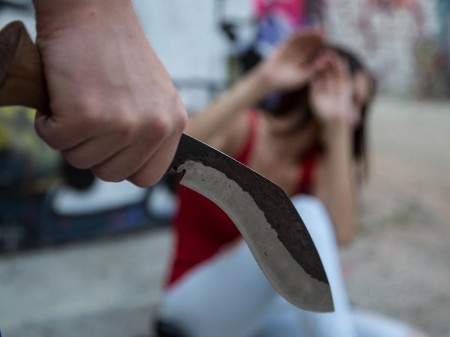Мужчина кавказской внешности напал с ножом на молодую девушку ночью в Воронеже