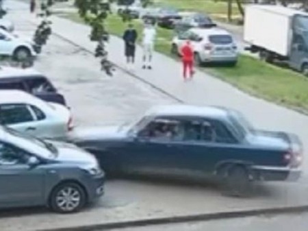 «Волга» на полном ходу влетела в парковку, протаранив машины в Воронеже