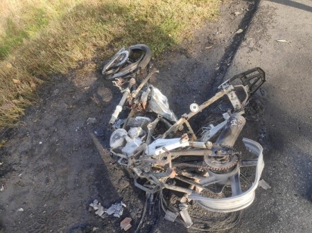 Опубликованы фото с места, где два человека разбились на мотоцикле в Воронежской области