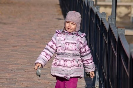 Росгвардейцы нашли на дороге в Воронежской области напуганного ребенка