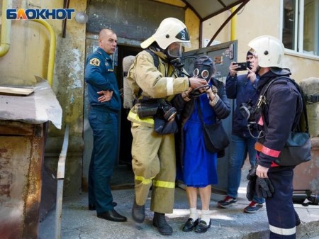 Из полыхающей многоэтажки спасатели срочно эвакуировали 22 человека в Воронеже