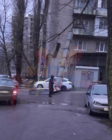 Ветер сорвал трубу дымохода и уронил на машину в Воронеже