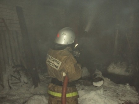 Автомобиль BMW сгорел в двухэтажном гараже в Новохоперском районе